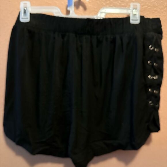 Torrid black pull on shorts - Picture 3 of 10